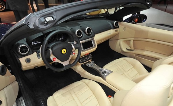 2013 Ferrari California interior